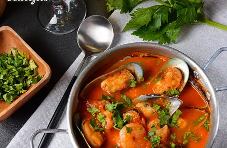 Новый рецепт: Королевский томатный суп с креветками и мидиями