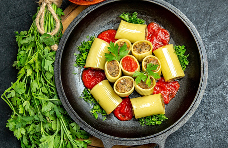 Фаршированные макароны в томатном соусе