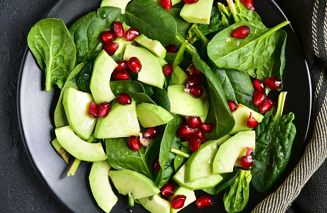 Салат со шпинатом, авокадо и гранатом