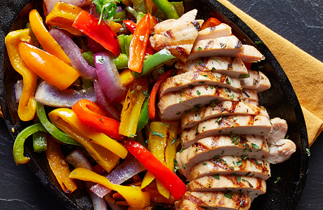 Куриная грудка с овощами на сковороде