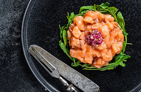 Тартар из лосося с рукколой и красным луком