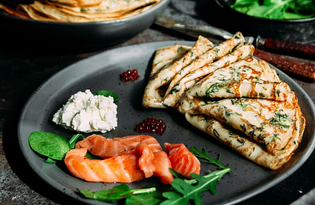 Блины с зеленью, сливочным сыром и сёмгой