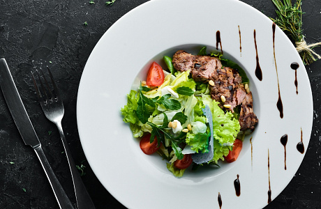 Тёплый салат с говядиной, кедровыми орешками и бальзамиком